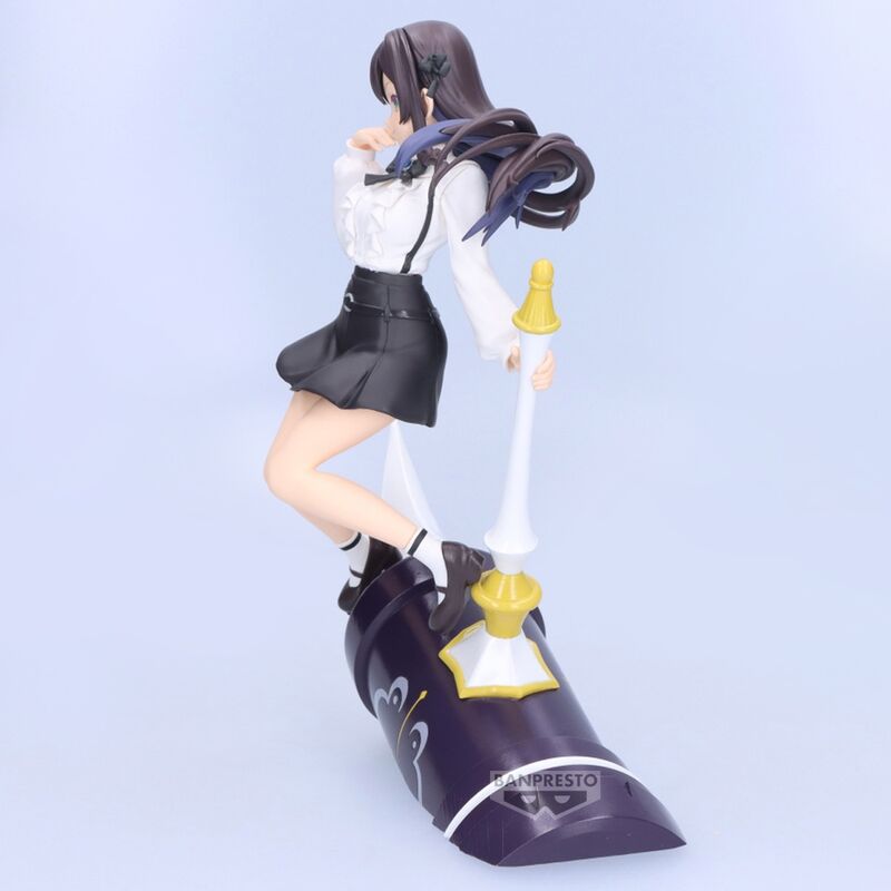 Zoom sur le visage expressif de la figurine Alina avec maquillage soigné