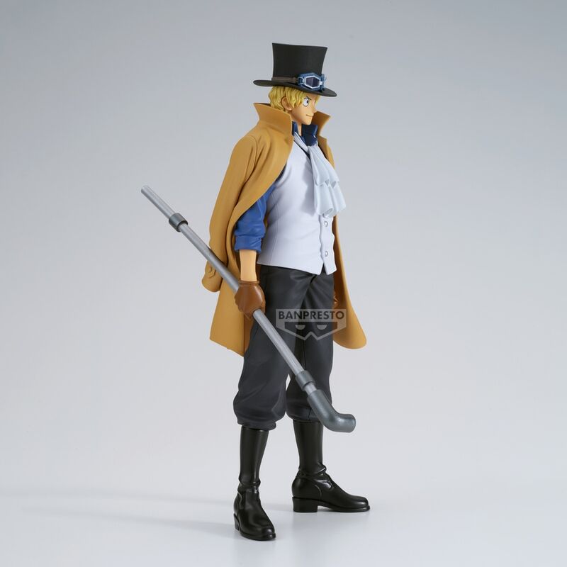 Vue arrière de la figurine Sabo mettant en avant les détails du manteau et des accessoires