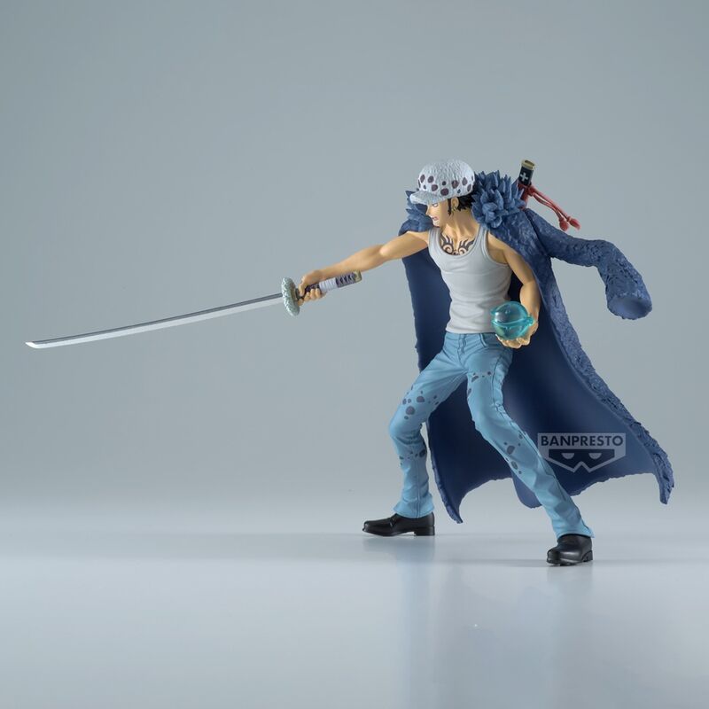 Gros plan sur le visage expressif de la figurine Trafalgar Law avec son chapeau distinctif