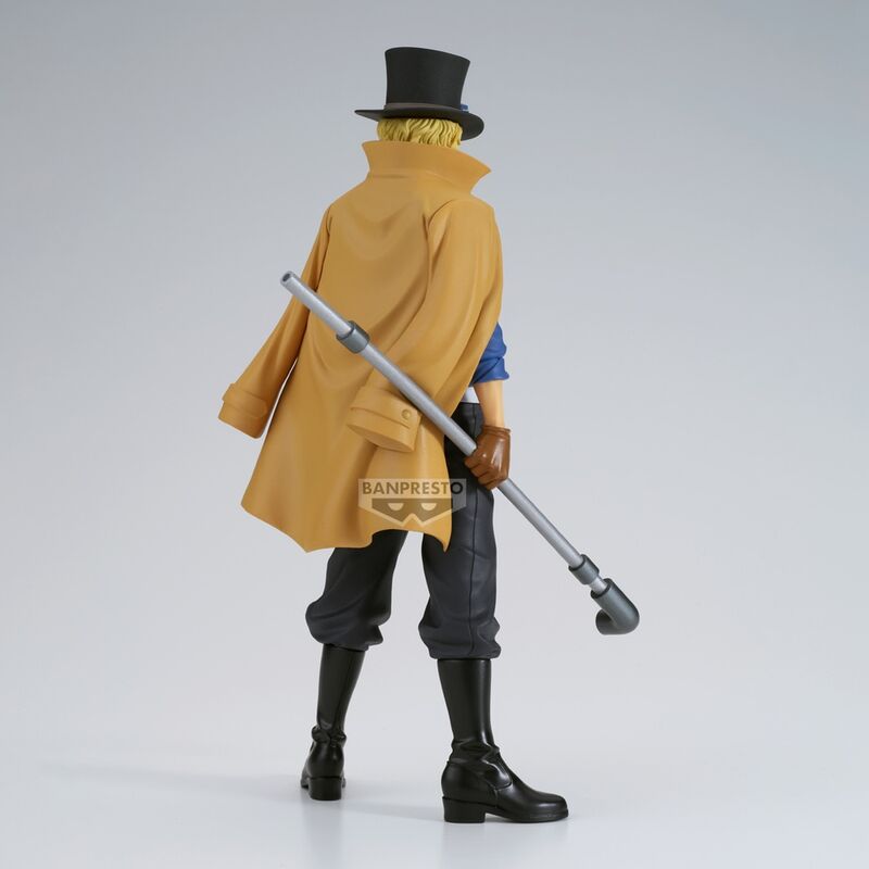 Gros plan sur la main droite de la figurine Sabo tenant son bâton emblématique