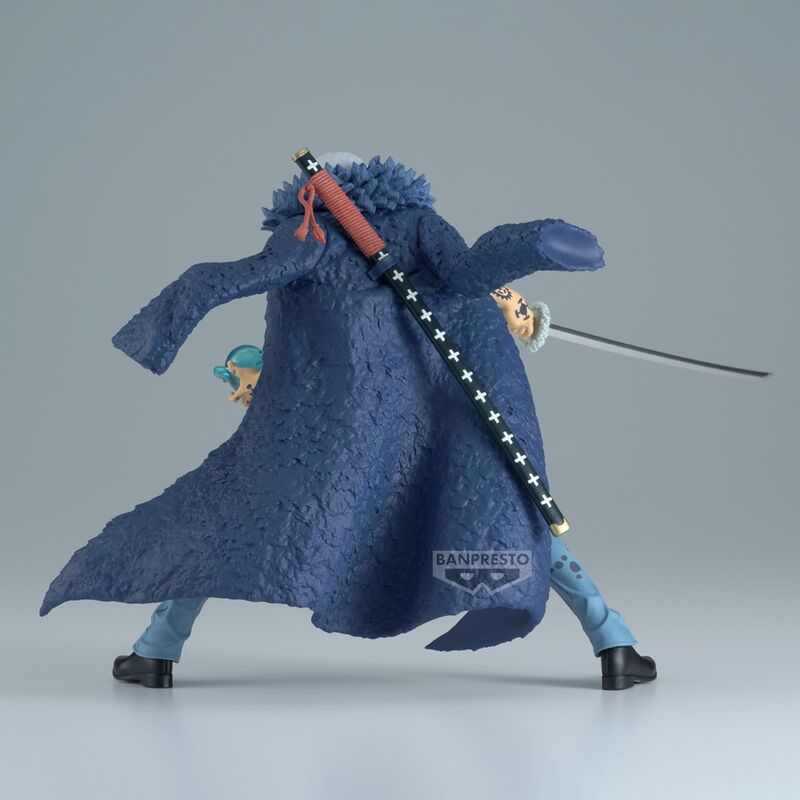 Vue arrière de la figurine Trafalgar Law mettant en valeur les détails du manteau et accessoires