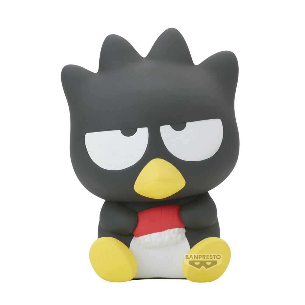 Photo d'ensemble de la figurine Sanrio Badtz-Maru 11cm avec son socle d'exposition