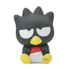 Photo d'ensemble de la figurine Sanrio Badtz-Maru 11cm avec son socle d'exposition