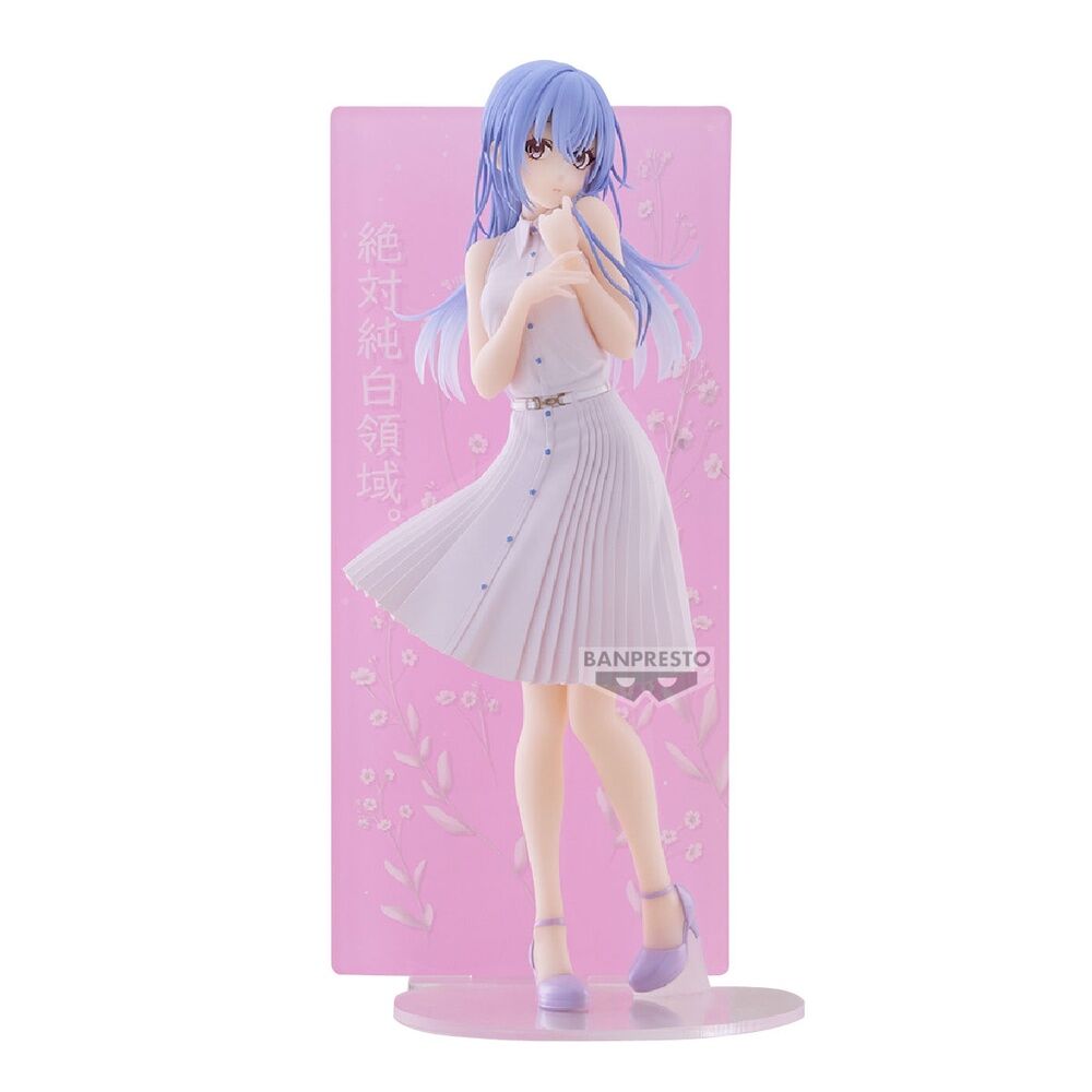 Photo de la figurine Hana Suzuki posée sur un socle transparent avec éclairage naturel