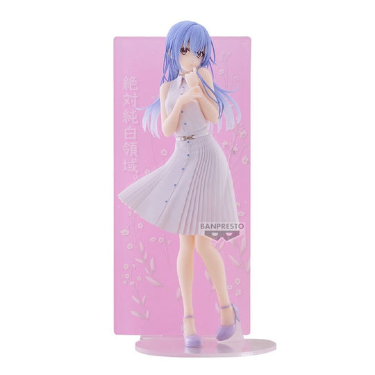 Photo de la figurine Hana Suzuki posée sur un socle transparent avec éclairage naturel