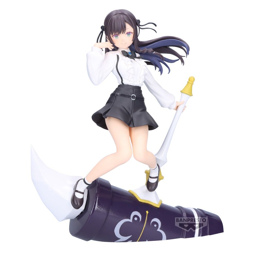 Présentation de la figurine Alina sur socle avec logo BANPRESTO visible