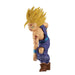 Figurine Son Gohan Super Saiyan 11cm exposée sur un socle avec éclairage studio