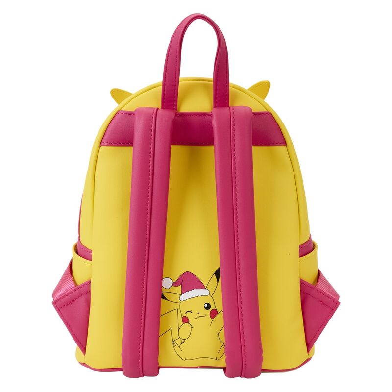 Sac à dos Loungefly Pokémon Pikachu Holiday porté par un mannequin en contexte festif