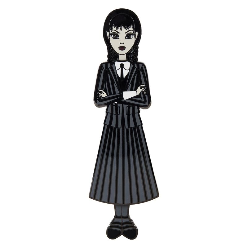 Image du pin's Loungefly Wednesday fixé sur une veste en jean noire
