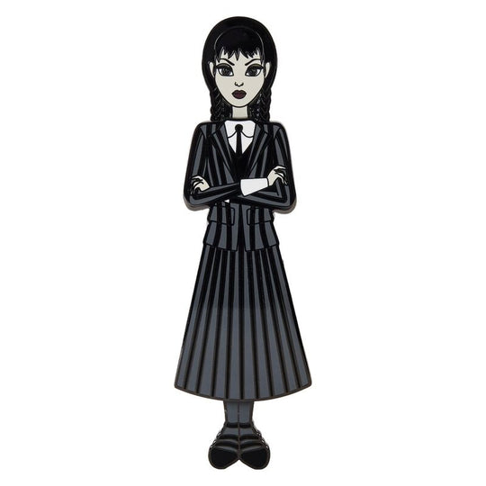 Image du pin's Loungefly Wednesday fixé sur une veste en jean noire