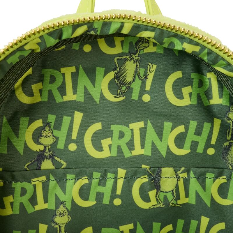 Sac à dos Loungefly Grinch porté par un modèle dans un décor hivernal