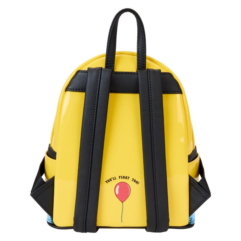 Sac à dos Loungefly IT Brothers porté en situation urbaine, illustrant son style tendance