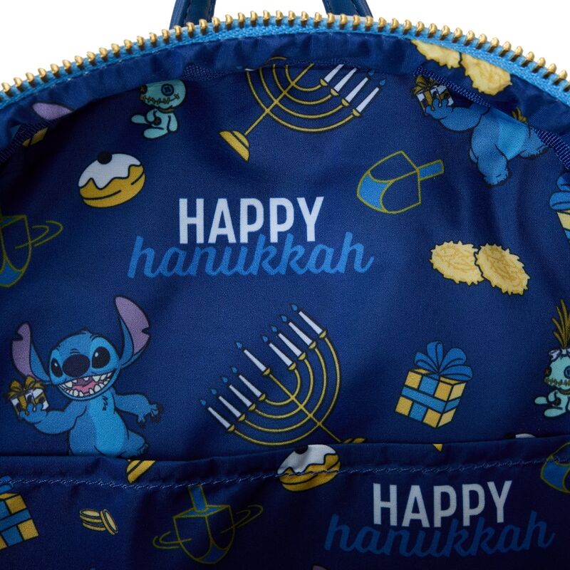 Sac à dos Loungefly Disney Stitch Menorah porté par un modèle lors d'une fête