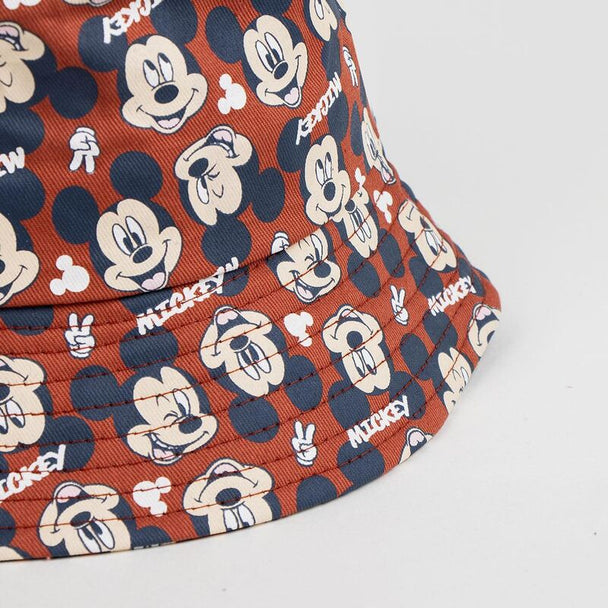 Détail de la casquette Disney Mickey Mouse CERDÁ montrant le tissu 100% coton et le logo brodé