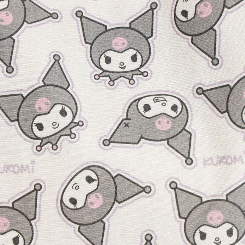 Sac Hello Kitty Kuromi porté à l'épaule, illustrant sa taille pratique et son style tendance