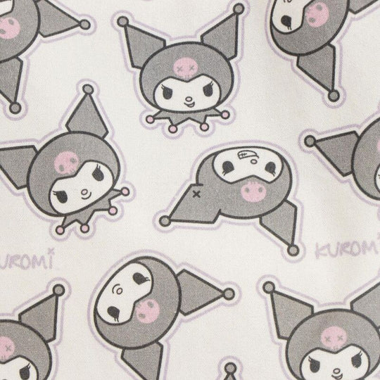Sac Hello Kitty Kuromi porté à l'épaule, illustrant sa taille pratique et son style tendance