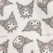 Sac Hello Kitty Kuromi porté à l'épaule, illustrant sa taille pratique et son style tendance