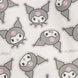 Sac Hello Kitty Kuromi porté à l'épaule, illustrant sa taille pratique et son style tendance