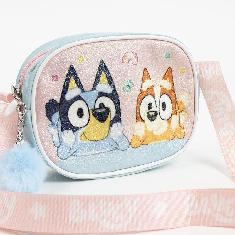 Sac enfant Bluey CERDÁ porté par un enfant, montrant la taille compacte et le confort