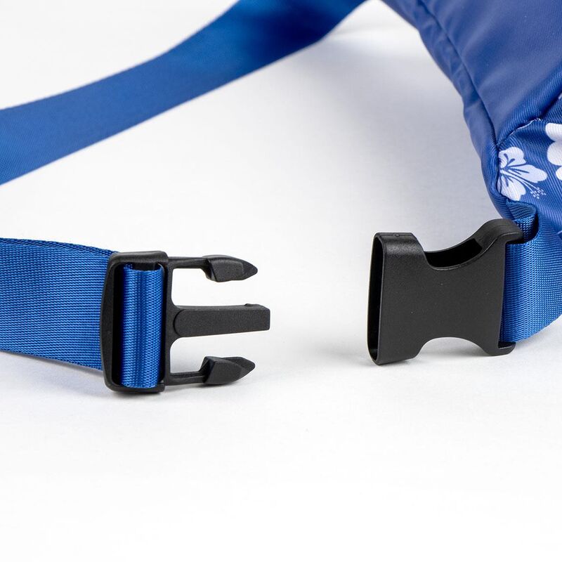 Pochette ceinture portée autour de la taille montrant l'ajustement confortable et pratique