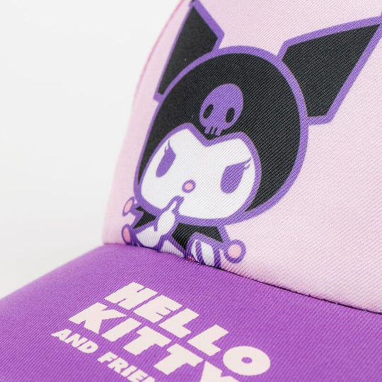Casquette Hello Kitty Kuromi portée en extérieur, mettant en valeur son design unique et confortable