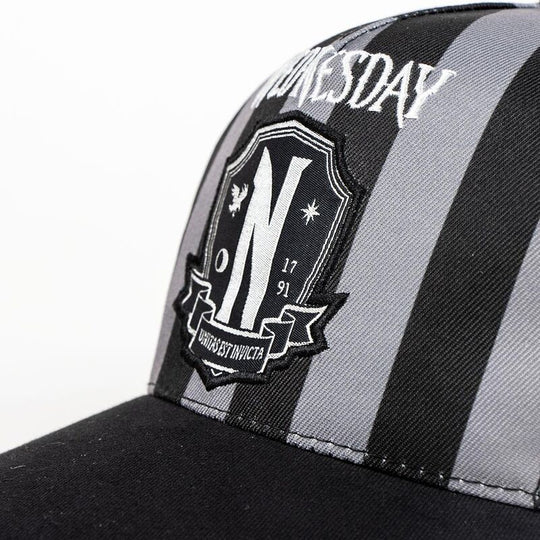 Casquette Wednesday CERDÁ portée lors d'une activité extérieure, style moderne et décontracté
