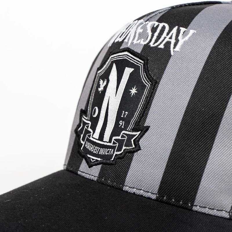 Casquette Wednesday CERDÁ portée lors d'une activité extérieure, style moderne et décontracté