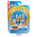 Figurine Sonic the Hedgehog posée sur un socle blanc avec éclairage naturel