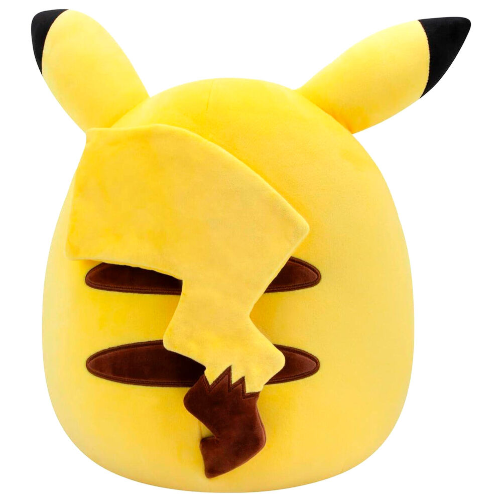Peluche Pikachu Squishmallows posée sur un fond neutre montrant sa taille de 27cm