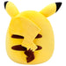 Peluche Pikachu Squishmallows posée sur un fond neutre montrant sa taille de 27cm
