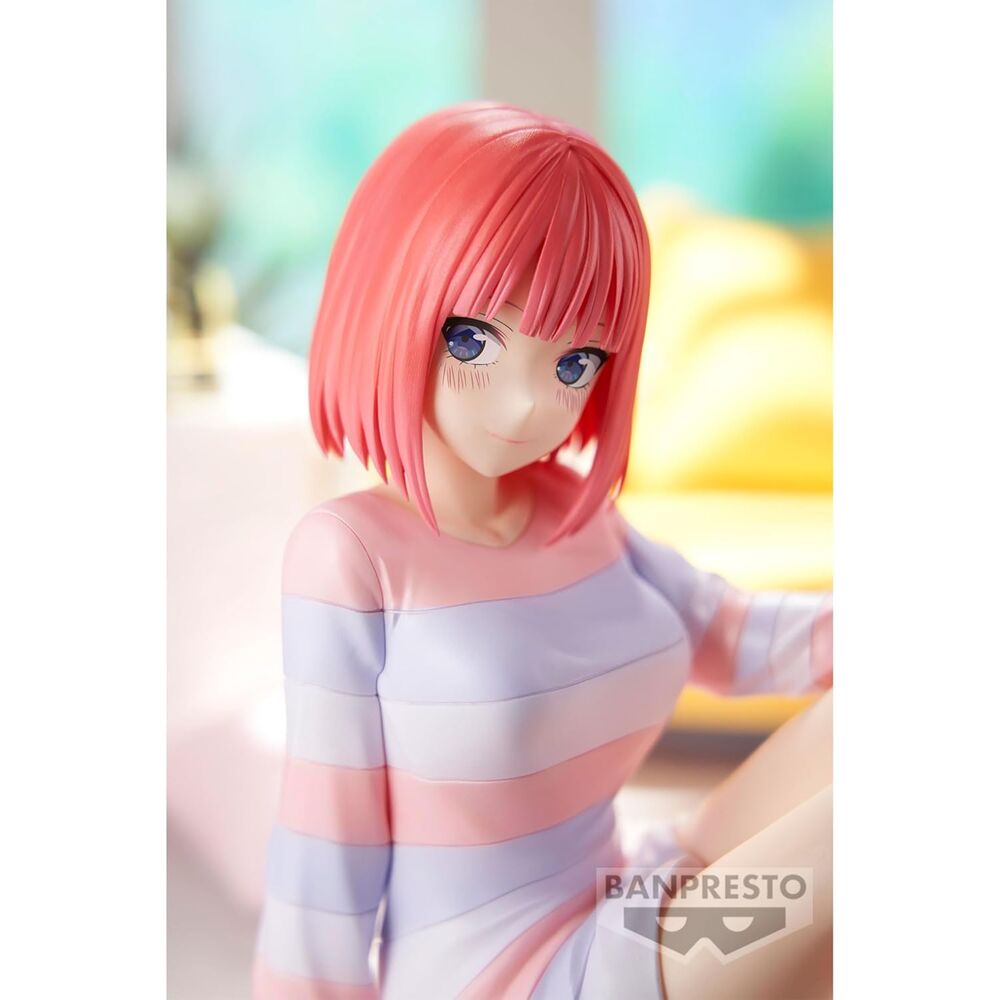 Profil gauche de la figurine Nino Nakano montrant sa pose relaxante et son expression douce