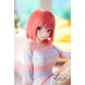 Profil gauche de la figurine Nino Nakano montrant sa pose relaxante et son expression douce