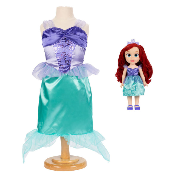 Détail du visage expressif de la poupée Ariel avec cheveux rouges brillants et maquillage doux