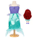 Image de la poupée Ariel debout avec son costume coloré et accessoires inclus