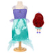 Image de la poupée Ariel debout avec son costume coloré et accessoires inclus