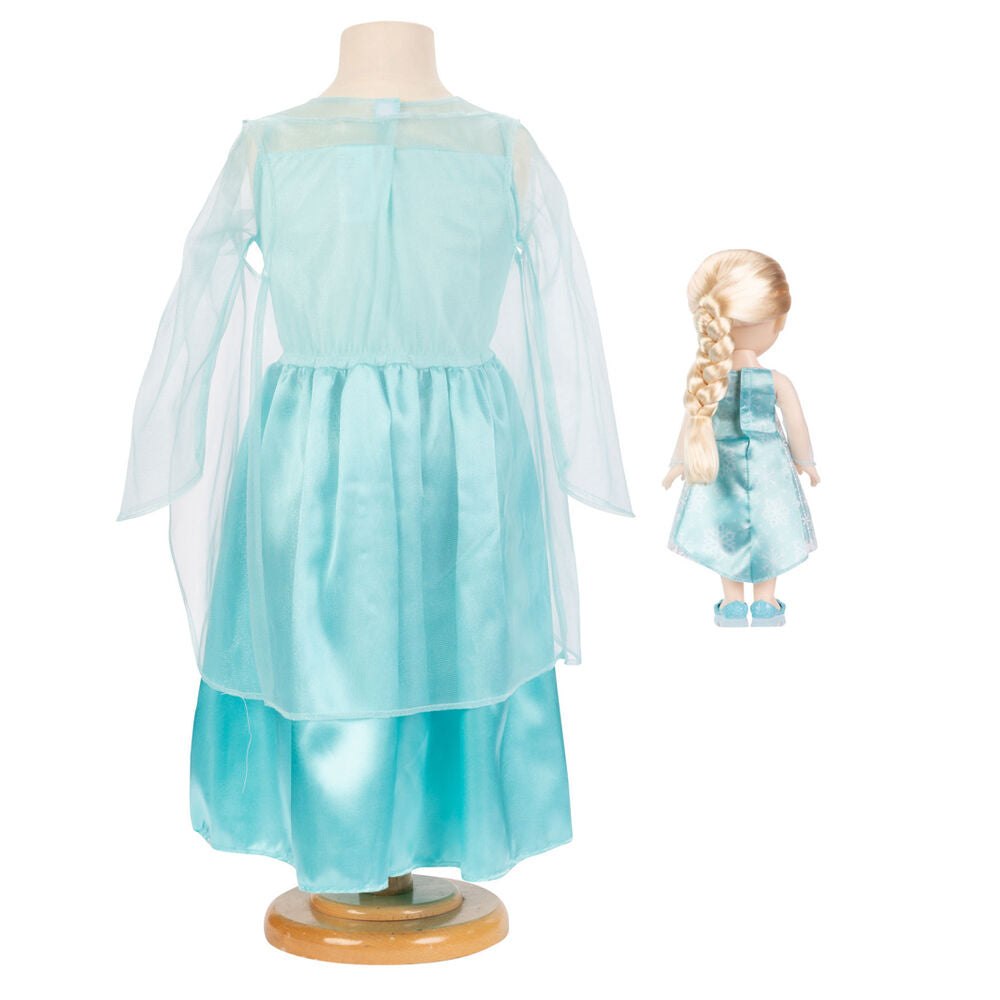 Vue rapprochée du visage expressif et des cheveux blonds de la poupée Elsa Frozen 2