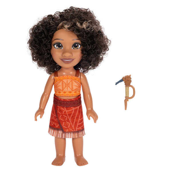 Vue rapprochée du visage souriant de la poupée Vaiana avec cheveux noirs bouclés