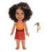 Vue rapprochée du visage souriant de la poupée Vaiana avec cheveux noirs bouclés
