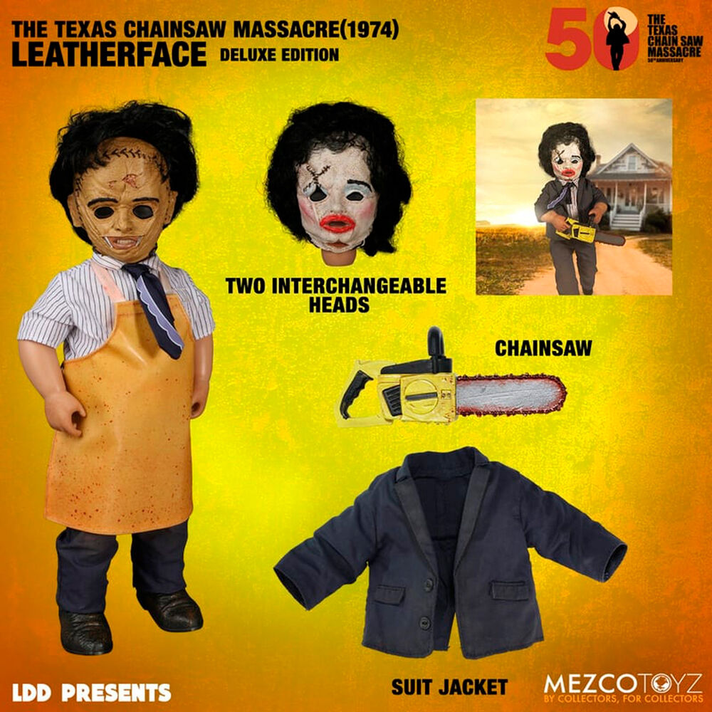 Vue latérale de la poupée Leatherface Deluxe Edition avec accessoires disposés autour