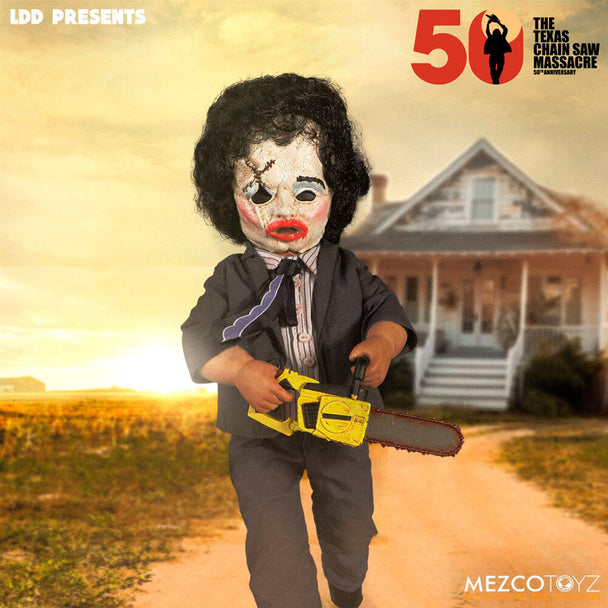 Poupée Leatherface Deluxe Edition 1974 de 26 cm en position frontale avec vêtements détaillés
