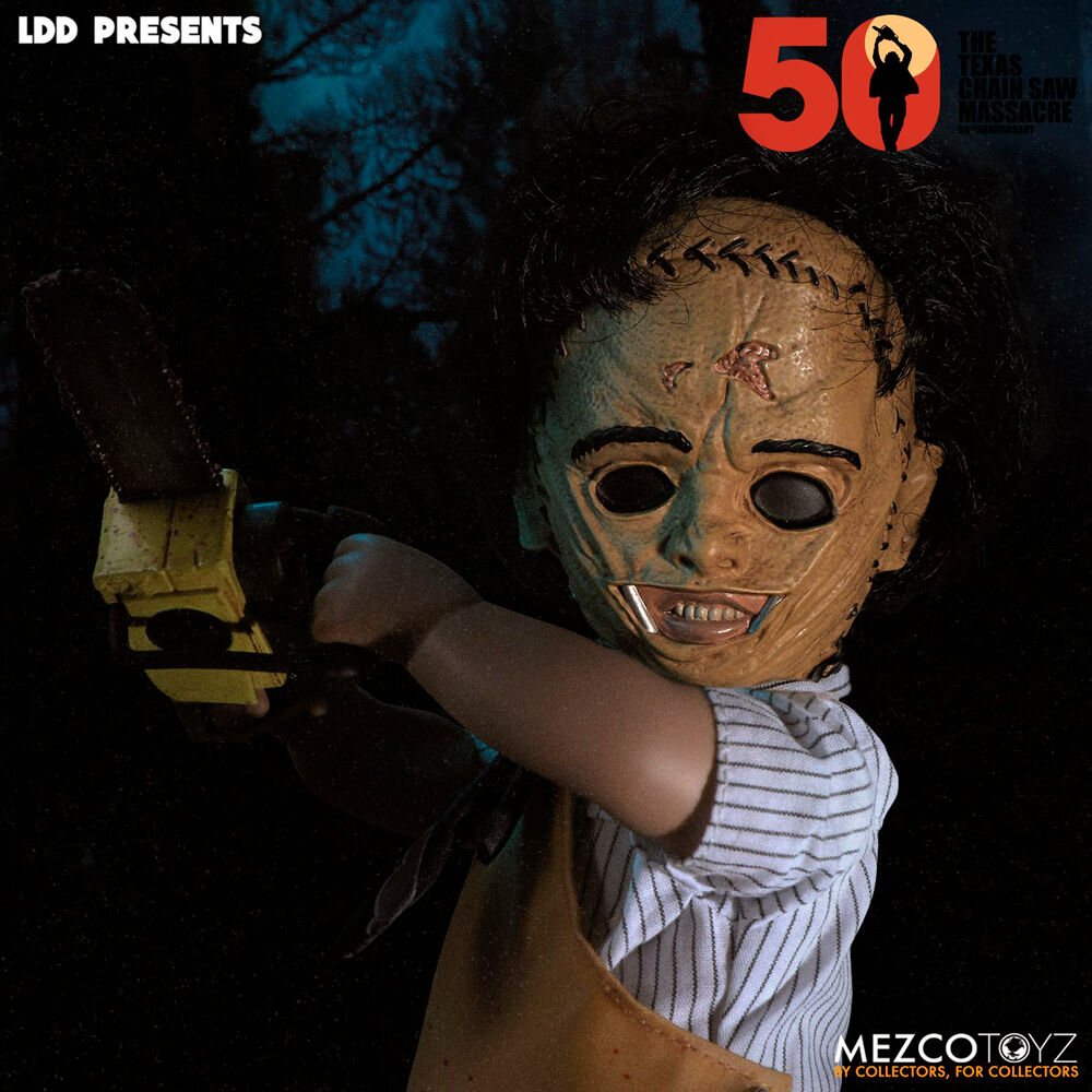Figurine Leatherface avec veste amovible, exposée dans sa boîte vitrine avec fenêtre
