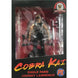 Figurine exclusive Johnny Lawrence Cobra Kai posée sur socle, montrant ses articulations
