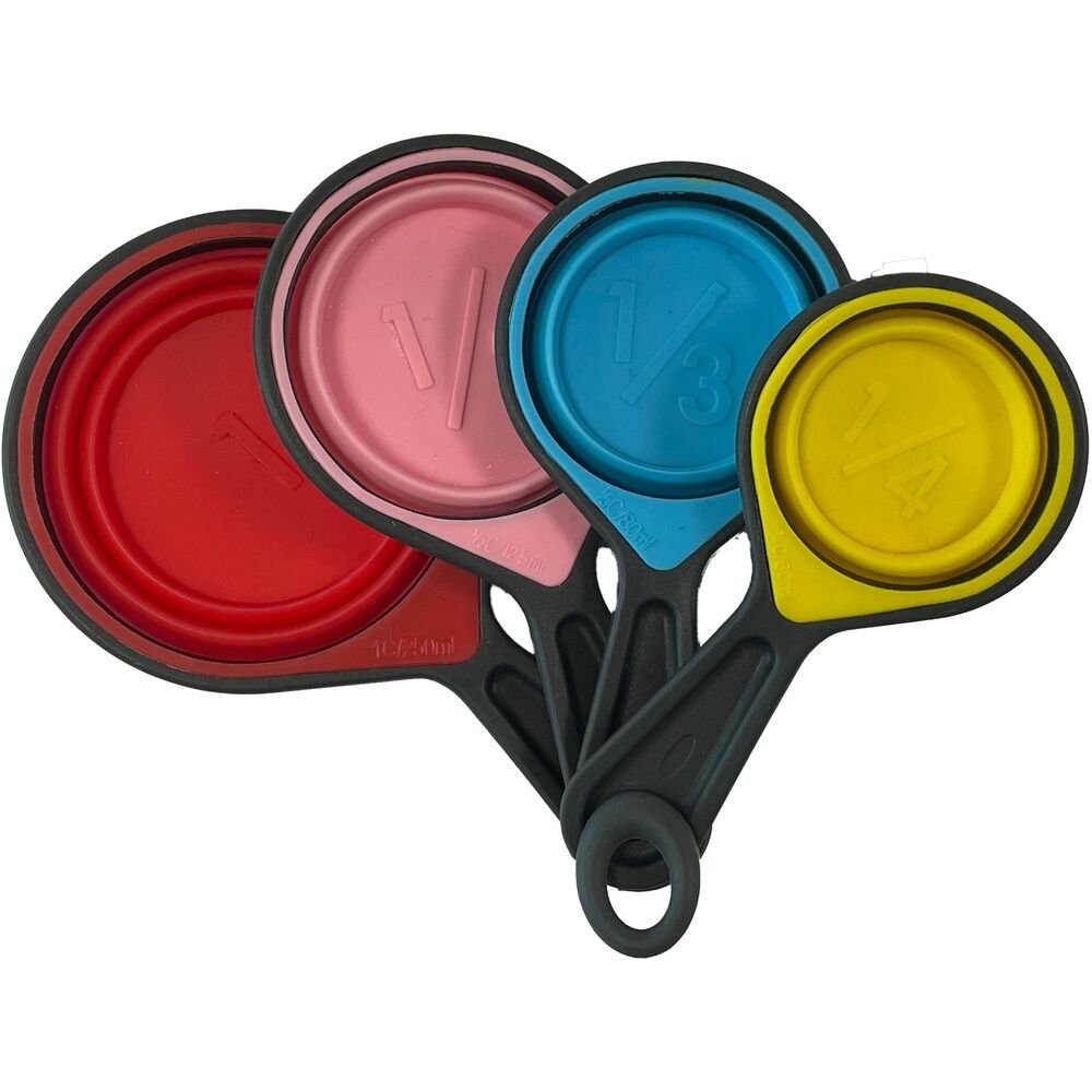 Tablier blanc et toque de chef inclus dans le kit pour une immersion complète dans la cuisine enfantine