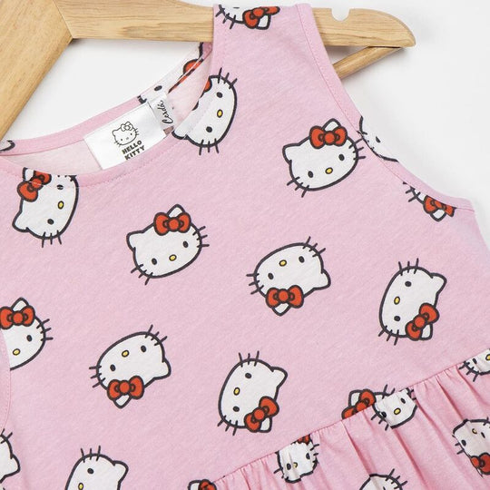 Fille portant la robe Hello Kitty CERDÁ en extérieur, montrant la coupe et le style