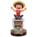 Support One Piece Luffy 20cm vu de face avec manette PlayStation 5 posée dessus