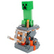 Vue rapprochée du support Minecraft Creeper tenant un smartphone iPhone en charge