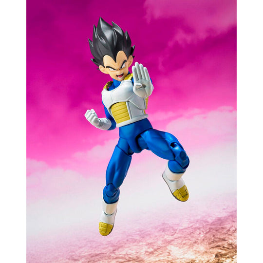 Figurine Vegeta Daima S.H. Figuarts posée sur un socle avec éclairage mettant en valeur les détails