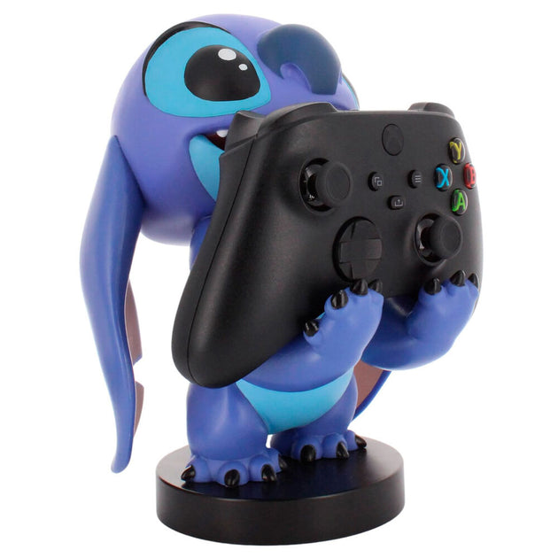 Support Cable Guy Stitch Disney tenant une manette PlayStation 5 DualSense sur fond blanc