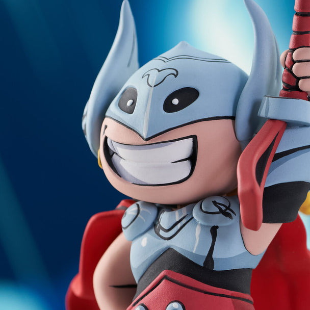 Statue jeune Jane Foster en Thor inspirée de Skottie Young, présentée dans sa boîte collector colorée