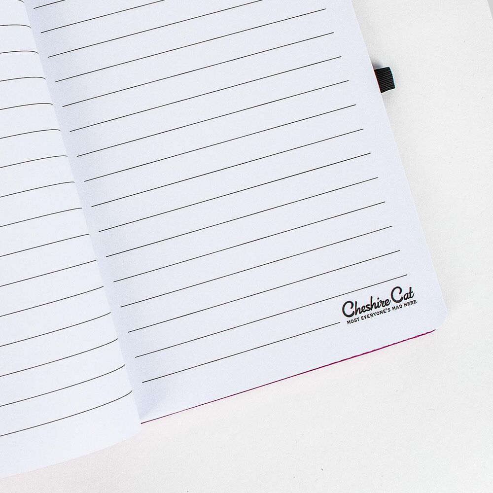 Cahier Cheshire posé sur un bureau avec accessoires d’écriture colorés